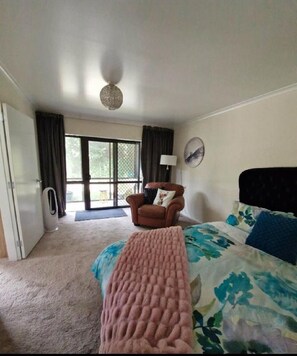 Een strijkplank/strijkijzer, gratis wifi, beddengoed