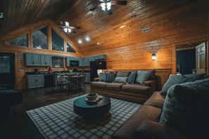 Smart TV, fireplace, video games, DVD player - New Dollywood Cabin! 4mi To Park With Fresh Design (Sevierville)
