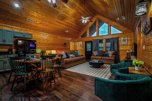 Smart TV, fireplace, video games, DVD player - New Dollywood Cabin! 4mi To Park With Fresh Design (Sevierville)