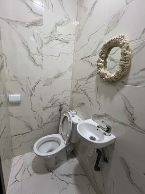 Basic Double Room | Bathroom - Blue Pearl Surf Camp (Aourir)