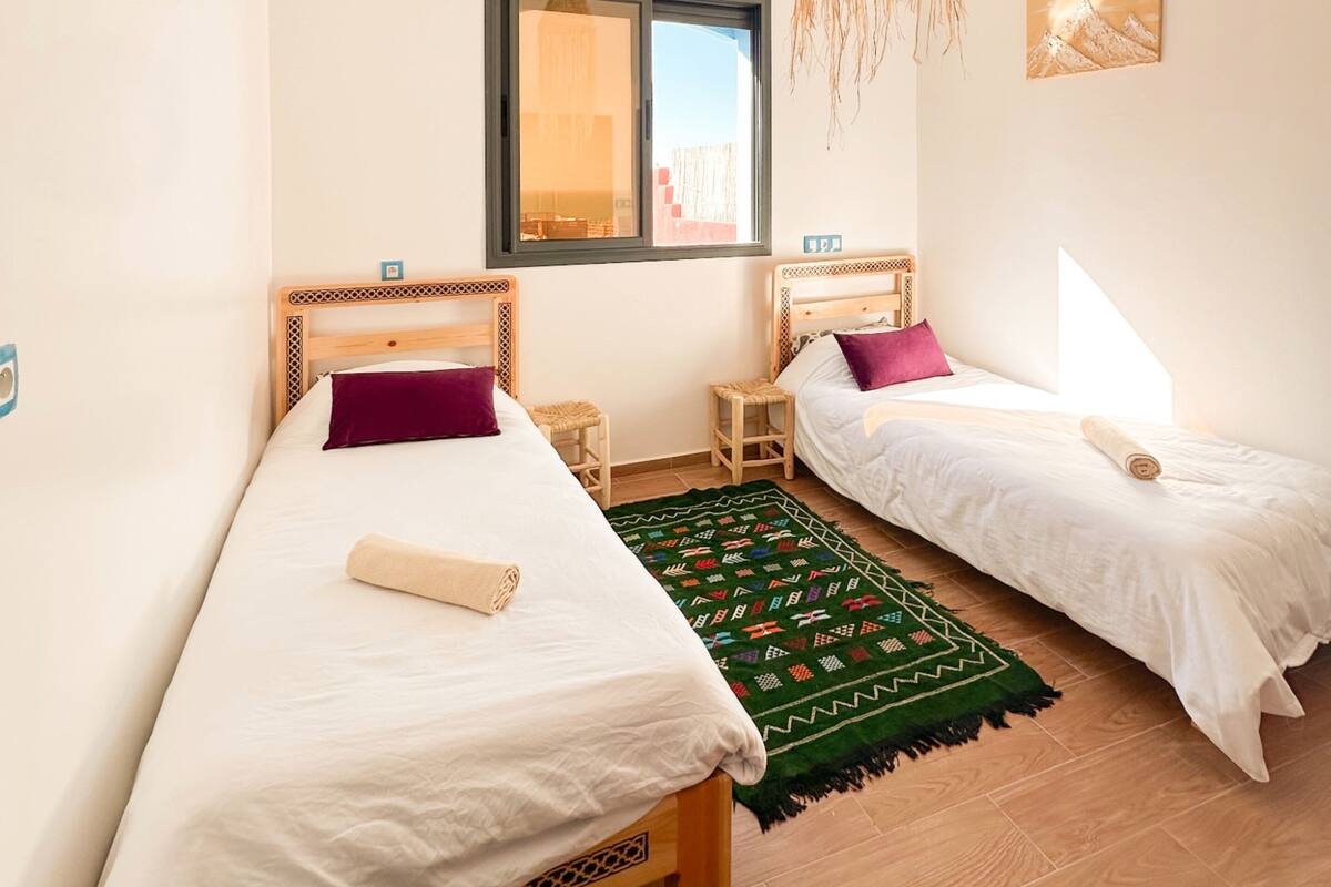 Basic Twin Room | Free WiFi, bed sheets