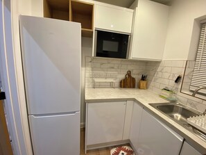 Jääkaappi, mikroaaltouuni, vedenkeitin, leivänpaahdin