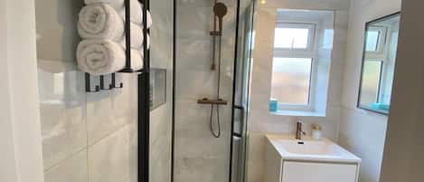 Douche, sèche-cheveux, serviettes fournies, savon