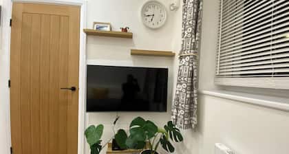 Modern Newly-Built Detached House with Self-Check-In, Ideal for a Family of Four