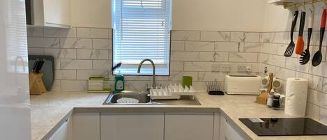 Frigorífico, microondas, hervidor eléctrico y tostadora