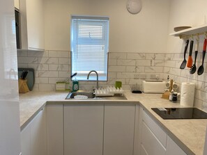 Jääkaappi, mikroaaltouuni, vedenkeitin, leivänpaahdin