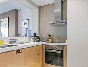 Private kitchen - Cozy 1-bedroom apartment in Business Bay, Downtown (Dubai)