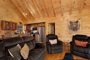 Smart TV, fireplace - Deer Bear Fox Den: Quiet Cabin, Hot Tub & Vinyl – 15 Min to Ellijay & Blue Ridge (Ellijay)