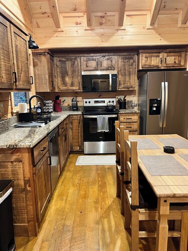 Serene Mountain Getaway - Comfortable and Rustic