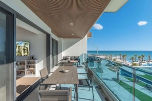 Een modern balkon met zwembad, met uitzicht op zee.