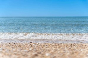 Ein Strand mit freiem Blick auf den Ozean und einem Kiesstrand.