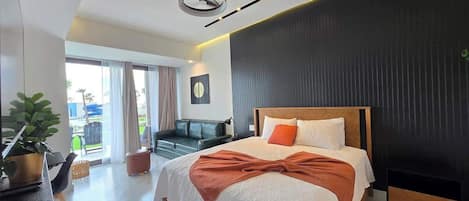 1 bedroom, desk, WiFi