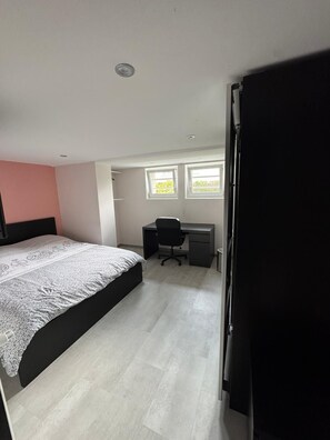 1 chambre, bureau, fer et planche à repasser, Wi-Fi gratuit