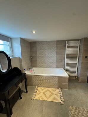 Handdukar, tvål och toalettpapper