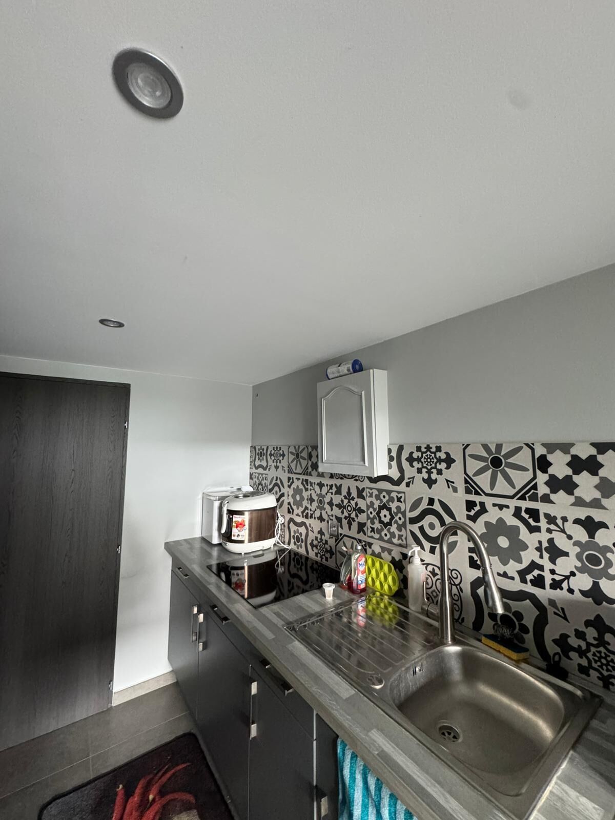 Kjøleskap, mikrobølgeovn, kokeplater og oppvaskmaskin