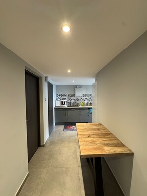 Réfrigérateur, micro-ondes, plaque de cuisson, lave-vaisselle