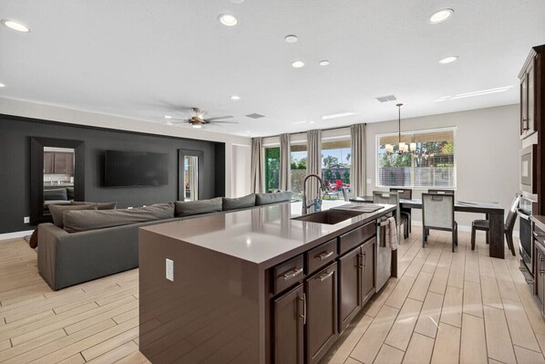 Interior - The One With The Pool & Hot Tub (Glendale)