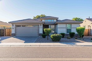 Exterior - The One With The Pool & Hot Tub (Glendale)
