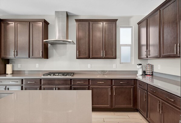 Een koelkast, een microgolfoven, een oven, een kookplaat