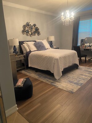 3 bedrooms, iron/ironing board, Internet, bed sheets - 3-bedroom condo in awesome Fort Myers with AC.   Across from community pool. (Fort Myers)