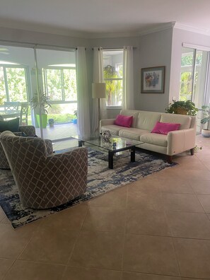 Living area - 3-bedroom condo in awesome Fort Myers with AC.   Across from community pool. (Fort Myers)