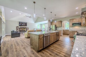 Jääkaappi, mikroaaltouuni, uuni, liesi