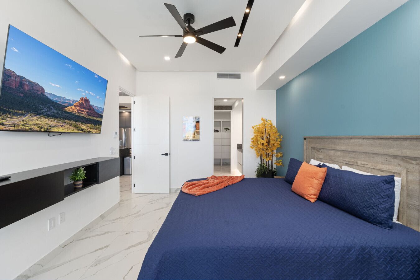 1 bedroom, desk, WiFi
