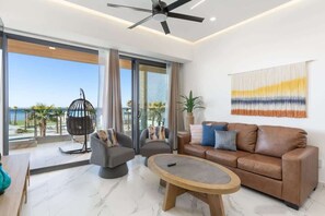 Ein stilvolles Wohnzimmer mit einer Couch, Sesseln und einem Couchtisch.