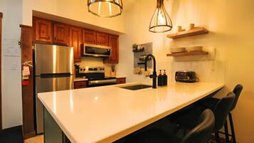 KĂŒhlschrank, Mikrowelle, Ofen, Herdplatte