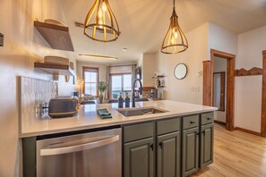 Interior - Mountain Soul Retreat (Snowshoe)