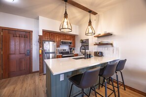 Fridge, microwave, oven, stovetop - Mountain Soul Retreat (Snowshoe)