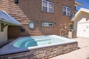 Outdoor spa tub - Mountain Soul Retreat (Snowshoe)