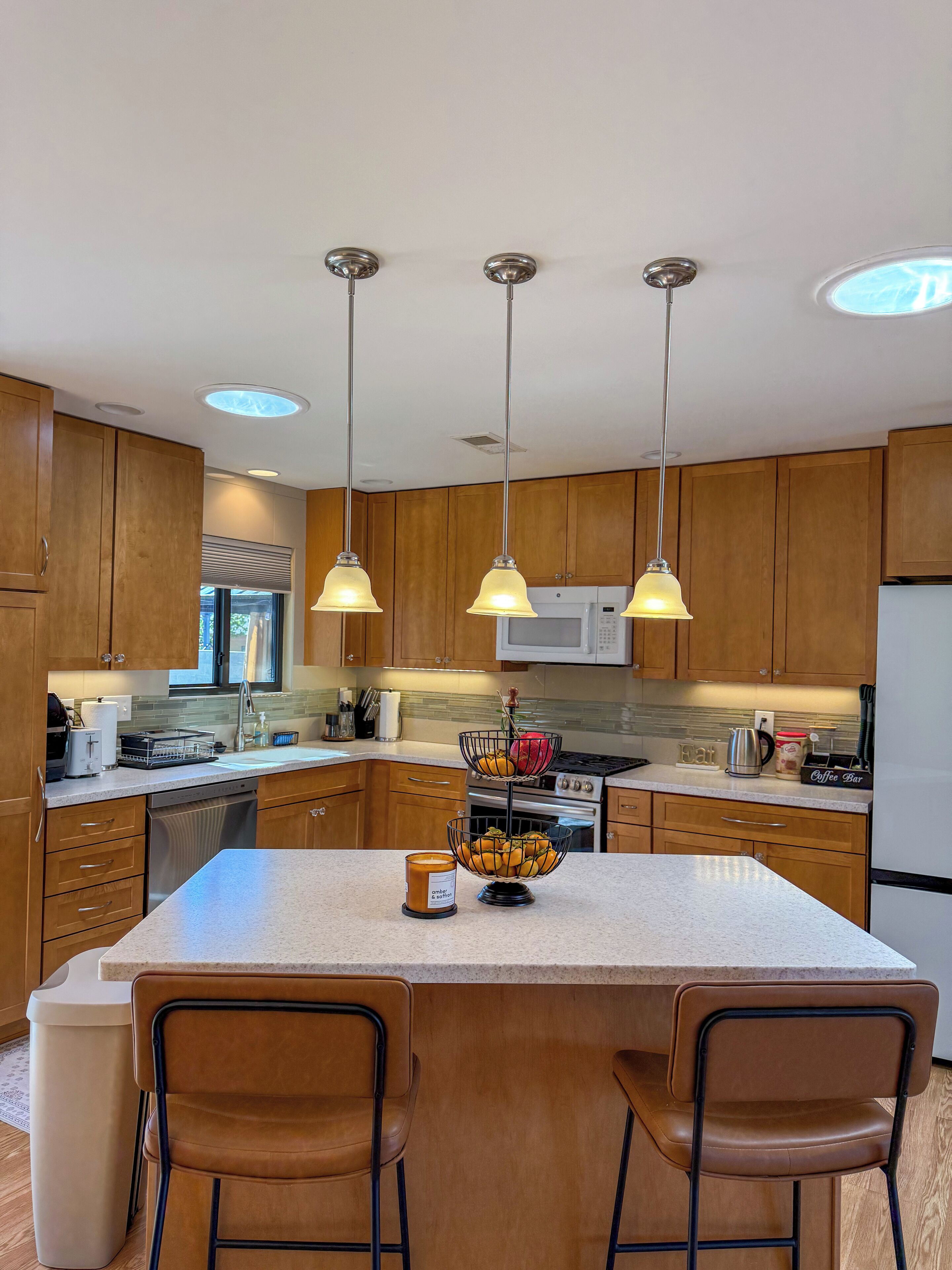 Een microgolfoven, een oven, een kookplaat, een vaatwasser