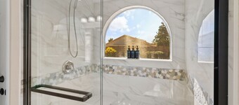 Modern Luxury Escape in Avondale_ Near Stadium & Dining
4 BR Retreat _Sleeps 8