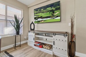 Game room - Family Friendly Home w/ Large Backyard - 9 mi from State Farm Stadium (Avondale)