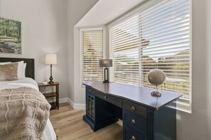 4 habitaciones, escritorio y tabla de planchar con plancha 
