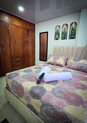 4 bedrooms, iron/ironing board, WiFi, bed sheets