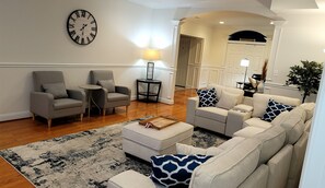 Interior - Spacious 5BR Retreat for Families & Groups, 4.5BA, Comfort & Style (Springfield)