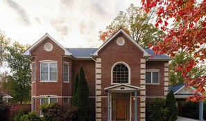 Exterior - Spacious 5BR Retreat for Families & Groups, 4.5BA, Comfort & Style (Springfield)