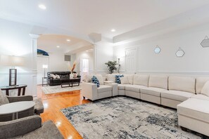 Smart TV, fireplace, computer monitors - Spacious 5BR Retreat for Families & Groups, 4.5BA, Comfort & Style (Springfield)