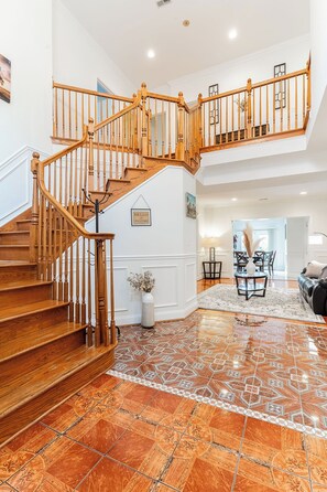 Interior - Spacious 5BR Retreat for Families & Groups, 4.5BA, Comfort & Style (Springfield)