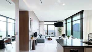 Ein modernes Wohnzimmer mit einer Couch, einem Couchtisch und Blick auf die Stadt.