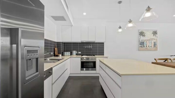 ثلاجة، ميكروويف، فرن، غسالة أطباق