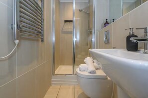 Shower, towels, soap, toilet paper - Prime apartment in Leeds - Central location (Leeds)