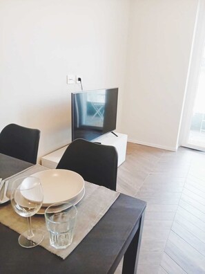 Dining - Cozy 1-bedroom apartment in charming Como with AC (Como)