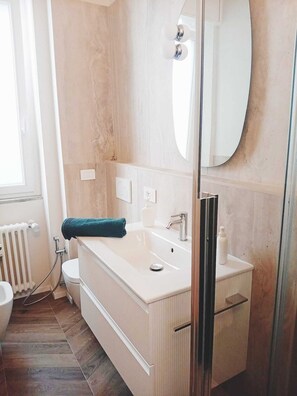 Regadera, secadora de cabello, bidet, toallas 