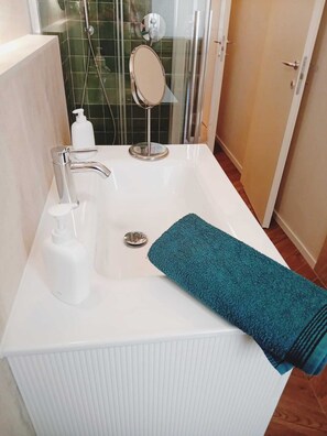 Shower, hair dryer, bidet, towels - Cozy 1-bedroom apartment in charming Como with AC (Como)