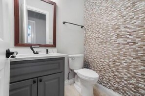 Douche, baignoire à jets, sèche-cheveux, serviettes fournies