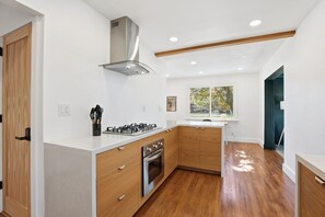 Frigorífic, microones, forn i placa de cuina 