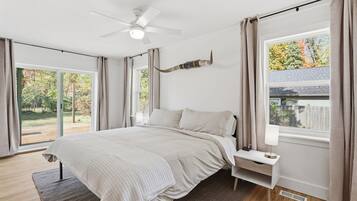 Een strijkplank/strijkijzer, gratis wifi, beddengoed